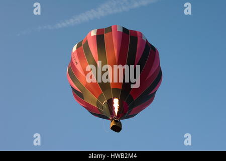 Ballon schießen gegen einen blauen Himmel Beaconsfield, Surrey. Stockfoto