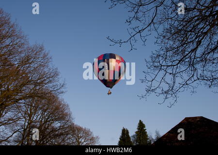 Ballon mit einer Person auf einem Stuhl fliegen, Beaconsfield, Surrey. Stockfoto