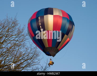 Ballon mit einer Person auf einem Stuhl fliegen, Beaconsfield, Surrey. Stockfoto