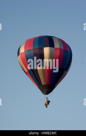 Ballon mit einer Person auf einem Stuhl fliegen, Beaconsfield, Surrey. Stockfoto