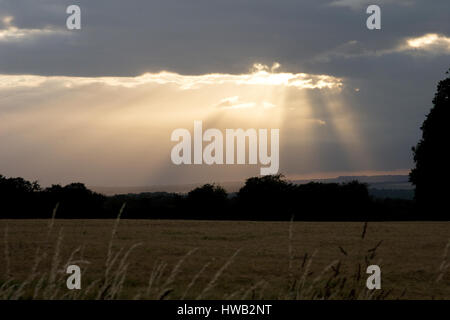 Sonnen-Strahlen durch die Wolken, Basingstoke, Hampshire Stockfoto