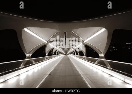 CALGARY, Kanada - 27 AUGUST: Peace Bridge in der Nacht vom 27. August 2015 in Calgary, Kanada. Entworfen von Santiago Calatrava, die Fußgängerbrücke Verbindung Stockfoto