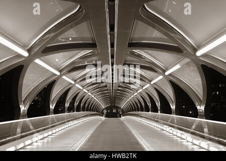 CALGARY, Kanada - 27 AUGUST: Peace Bridge in der Nacht vom 27. August 2015 in Calgary, Kanada. Entworfen von Santiago Calatrava, die Fußgängerbrücke Verbindung Stockfoto