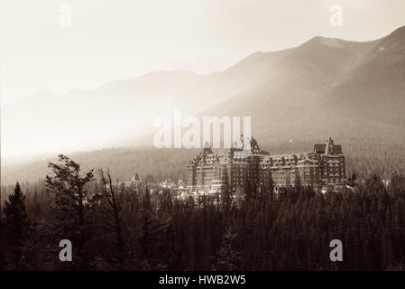 BANFF, AB, Kanada - SEP-4: Fairmont Hotel und Berg am 4. September 2015 in Banff, Kanada. Fairmont-Hotel-Kette ist in Kanada bekannt für seine berühmten h Stockfoto