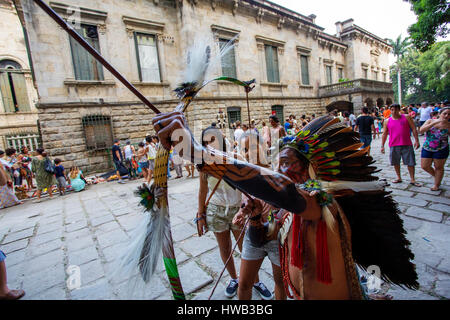 In der indischen Tag Indianer dabei Präsentation Tanz der Öffentlichkeit am Parque Lage, Rio De Janeiro, Brasilien Stockfoto