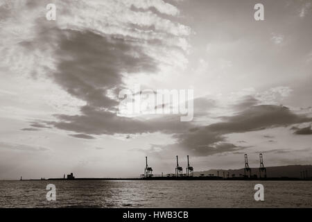 Osaka Hafen mit Kran Silhouette bei Sonnenuntergang. Japan. Stockfoto