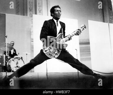 Porträt des Charles Edward Anderson "Chuck" Berry (18. Oktober 1926 – 18. März 2017). Sehen Sie hier im Jahr 1957 war er ein amerikanischer Gitarrist, Sänger und Songwriter und einer der Pioniere des Rock And Rollenmusik. Mit Songs wie "Maybellene" (1955), "Roll Over Beethoven" (1956), "Rock und Roll Music" (1957) und "Goode" (1958), Berry verfeinert und Rhythm &amp; Blues entwickelte sich die Hauptelemente, die Rock And Roll unverwechselbar gemacht. Texten, die auf Teenagerlebens und Konsum ausgerichtet, und entwickeln eine Musikrichtung, die Gitarren-Soli und Effekthascherei enthalten, war Berry ein Haupteinfluß o Stockfoto