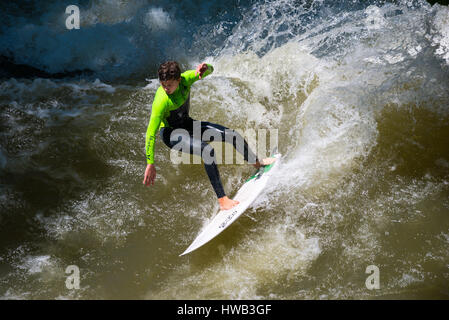 München, Deutschland - 7. Juni 2016: Schüler/inen Surfen an der Isar in München, Bayern, Deutschland Stockfoto