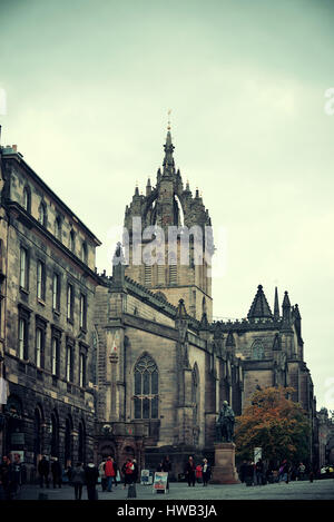 EDINBURGH, UK - 8.Okt: St Giles' Cathedral und Straßenansicht am 8. Oktober 2013 in Edinburgh. Als die Hauptstadt von Schottland ist es die größte Sehenswürdigkei Stockfoto