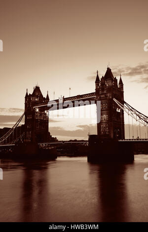 Silhouette der Tower Bridge über die Themse in London. Stockfoto