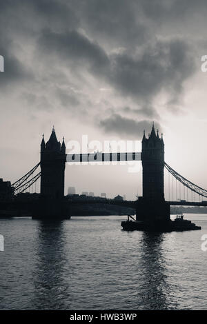 Silhouette der Tower Bridge über die Themse in London. Stockfoto