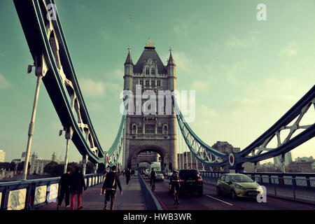 LONDON, UK - 27. September: Tower Bridge und Verkehr am 27. September 2013 in London, Vereinigtes Königreich. London ist die meistbesuchte Stadt der Welt und die Hauptstadt des Königreichs. Stockfoto