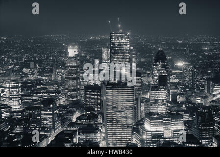 London Luftbild Panorama bei Nacht mit städtischen Architekturen in schwarz und weiß. Stockfoto