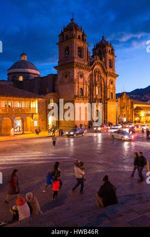 Peru, Cusco, als Weltkulturerbe von der UNESCO, Plaza de Armas in den Anden gelegen, wurde die Stadt eine anspruchsvolle städtische Zentrum unter seinem Chef Inca Pachacutec, wenn von den Spanischen im 16. Jahrhundert erobert, die alten Inka Strukturen als Fundament für die kolonialen Gebäuden gehalten wurden Stockfoto