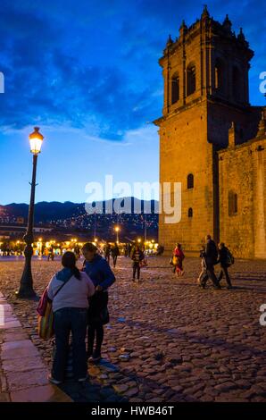 Peru, Cusco, als Weltkulturerbe von der UNESCO, Plaza de Armas in den Anden gelegen, wurde die Stadt eine anspruchsvolle städtische Zentrum unter seinem Chef Inca Pachacutec, wenn von den Spanischen im 16. Jahrhundert erobert, die alten Inka Strukturen als Fundament für die kolonialen Gebäuden gehalten wurden Stockfoto