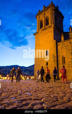 Peru, Cusco, als Weltkulturerbe von der UNESCO, Plaza de Armas in den Anden gelegen, wurde die Stadt eine anspruchsvolle städtische Zentrum unter seinem Chef Inca Pachacutec, wenn von den Spanischen im 16. Jahrhundert erobert, die alten Inka Strukturen als Fundament für die kolonialen Gebäuden gehalten wurden Stockfoto