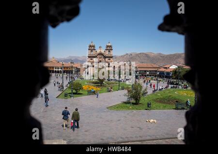 Peru, Cusco, Plaza de Armas in den Anden gelegen, wurde die Stadt eine anspruchsvolle städtische Zentrum unter seinem Chef Inca Pachacutec, wenn von den Spanischen im 16. Jahrhundert erobert, die alten Inka Strukturen als Fundament für die kolonialen Gebäuden gehalten wurden Stockfoto