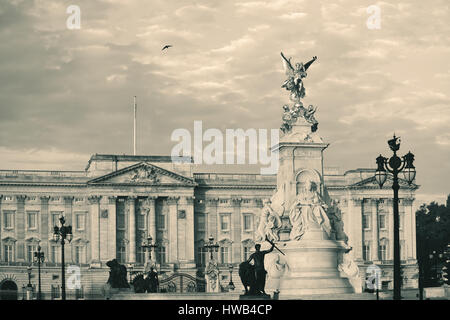 Buckingham Palace und Statue am Morgen in London. Stockfoto