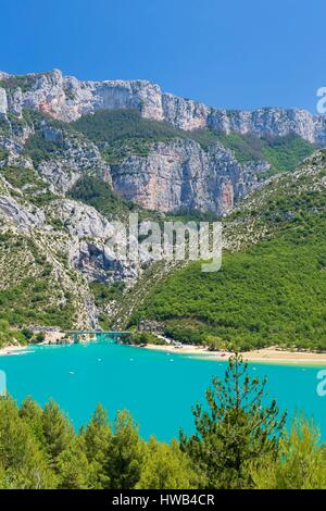 Frankreich, Var auf der linken Bank und Alpes de Haute Provence auf dem rechten Ufer, Parc Naturel Regional du Verdon (Regionalen Naturpark von Verdon), Sainte Croix See, Eingang der Gorges du Verdon, Grand Canyon Stockfoto