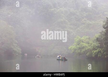 Vietnam, Ninh Binh Province, Tam Coc, Trang An Landschaft komplexe aufgeführt als Weltkulturerbe der UNESCO, Bootsfahrt im Nebel Stockfoto