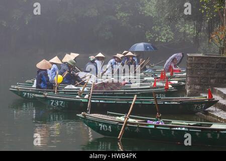Vietnam, Ninh Binh Province, Tam Coc, Trang An Landschaft komplexe aufgeführt als Weltkulturerbe der UNESCO, Bootsfahrt im Regen Stockfoto