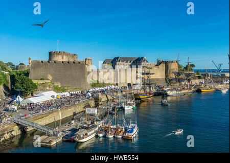 Frankreich, Finistere, Brest, Brest 2016 International Maritime Festival, große Versammlung der traditionellen Boote aus der ganzen Welt, alle vier Jahre für eine Woche, das Schloss (Marine Museum), an der Mündung des Flusses Penfeld; Nachbau der Fregatte Etoile du Roy, britischen drei Dreimaster der Trafalgar Schlacht und Nachbau der Fregatte Hermine, drei Dreimaster, die den Marquis De Lafayette in Amerika im Jahr 1780 transportiert Stockfoto