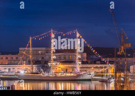 Frankreich, Finistere, Brest, Brest 2016 International Maritime Festival, große Versammlung der traditionellen Boote aus der ganzen Welt, alle vier Jahre für eine Woche, er Mündung des Flusses Penfeld, die Cuauhtemoc, Name des letzten Aztek Kaiser, ist ein Sail Training Schiff der mexikanischen Marine Stockfoto