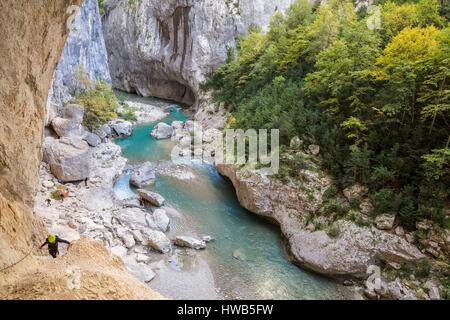 Frankreich, Alpes-de-Haute-Provence, regionalen Naturpark von Verdon, Grand Canyon von Verdon, den Fluss Verdon, Kletterer an der Wand der Felsen der Korridor Samson, gesehen, da der Pfad sentier Blanc-Martel auf dem GR 4 Stockfoto