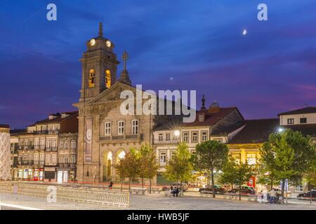 Portugal, Region Nord, Guimaraes, historischen Zentrum als Weltkulturerbe von der UNESCO, der Europäischen Kulturhauptstadt 2012, Igreja de Sao Pedro (St. Peter Kirche) auf dem Platz Largo do Toural Stockfoto