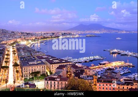 Italien, Kampanien, Neapel, den Golf von Neapel mit dem Vesuv am Horizont, Blick vom Posillipo Hügel Stockfoto