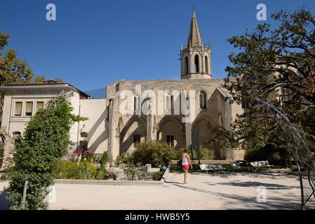 Frankreich, Vaucluse, Avignon, Perdiguier landwirtschaftlichen Platz vor der Kirche Saint Martial, junge Frau von hinten Loocking an der Kirche Stockfoto