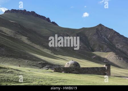 Kirgisistan, Naryn Provinz, touristische Reise und Mountain trek, nestorianischen Kloster Serail Wohnwagen im Tal Tach-Rabat Stockfoto