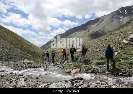 Kirgisistan, Naryn Provinz, Stadtrundfahrt und Mountain trek, Fluss überqueren Stockfoto