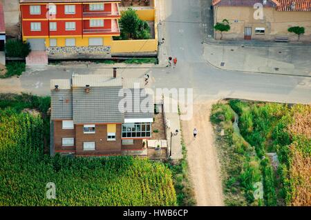 Spanien, Kastilien-León, Le Camino Francés am Ausgang des Hospital de Orbigo in Leon (Luftbild) Stockfoto