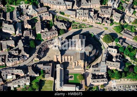 Frankreich, Aveyron, Conques, Sainte Foy ist eine Basilika in lateinischen Kreuzes, mit einem ambulanten, Sicherheiten, Galerien und strahlende Kapellen, das Gebäude ist jetzt durch die Glasfenster, gestaltet von Pierre Soulages (1994) (Luftbild) leuchtet Stockfoto