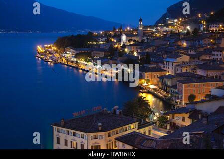 Italien, Lombardei, Lake District, Gardasee, Limone Sul Garda, Blick auf die Antenne Stadt, Sonnenuntergang Stockfoto