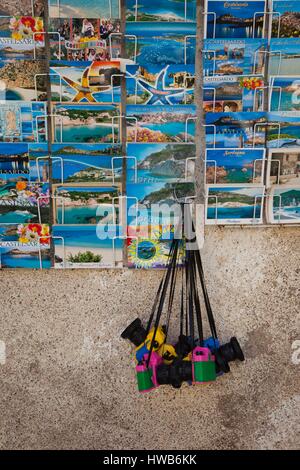 Italien, Sardinien, North West Sardinien, Castelsardo, Postkarten und Spielzeug-Kameras Stockfoto