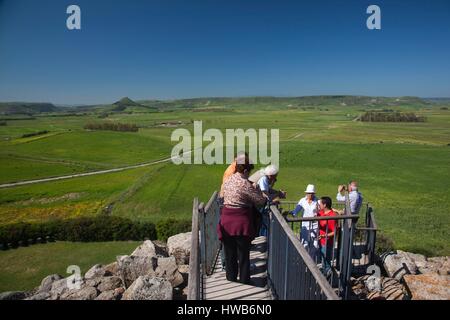 Italien, Sardinien, La Marmilla Region, Barumini, Nuraghe Su Nuraxi, UNESCO-Weltkulturerbe von 12:00 Stadt mit Besuchern Stockfoto