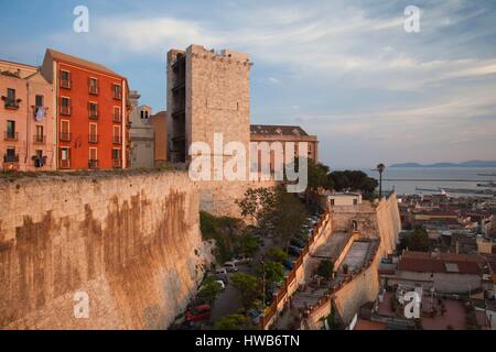 Italien, Sardinien, Cagliari, Il Castello Altstadt, Turm Torre Dell' Elefante, Sonnenuntergang Stockfoto