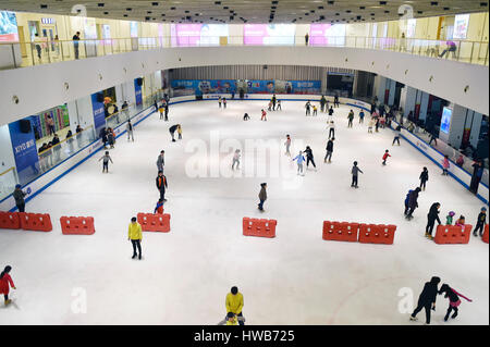 (170319)--HANGZHOU, 19. März 2017 (Xinhua)--Foto am 11. März 2017 zeigt Bürger Skate in einem Einkaufszentrum in Hangzhou, Hauptstadt der ostchinesischen Provinz Zhejiang. In ein Echo von Chinas übergreifende Ehrgeiz, 300 Millionen Menschen im Land zur Teilnahme an Wintersport vor die Olympischen Winterspiele 2022 ermutigen erleben Skifahren und Eislaufen einen Boom in der ostchinesischen Provinz Zhejiang. Es gibt 10 Skigebiete und 4 Eislaufen Gerichte in Zhejiang. Diese Skigebiete in Zhejiang 840.100 Touristen untergebracht und verdient mehr als 1 Million RMB im letzten Jahr. Als 2022 Beijing Winter O Stockfoto