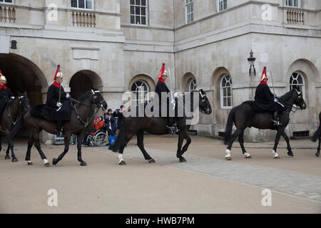 Whitehall, UK. 19. März 2017. Große Menschenmengen zusehen, wie das Ändern der Horse Guards in Whitehall London stattfindet. Dies findet täglich um 11:00 und 10:00 am Sonntag. © Keith Larby/Alamy Live-Nachrichten Stockfoto