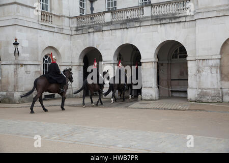 Whitehall, UK. 19. März 2017. Große Menschenmengen zusehen, wie das Ändern der Horse Guards in Whitehall London stattfindet. Dies findet täglich um 11:00 und 10:00 am Sonntag. © Keith Larby/Alamy Live-Nachrichten Stockfoto