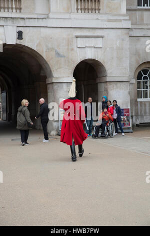 Whitehall, UK. 19. März 2017. Große Menschenmengen zusehen, wie das Ändern der Horse Guards in Whitehall London stattfindet. Dies findet täglich um 11:00 und 10:00 am Sonntag. © Keith Larby/Alamy Live-Nachrichten Stockfoto