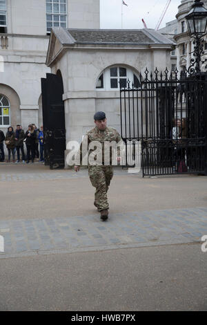 Whitehall, UK. 19. März 2017. Große Menschenmengen zusehen, wie das Ändern der Horse Guards in Whitehall London stattfindet. Dies findet täglich um 11:00 und 10:00 am Sonntag. © Keith Larby/Alamy Live-Nachrichten Stockfoto