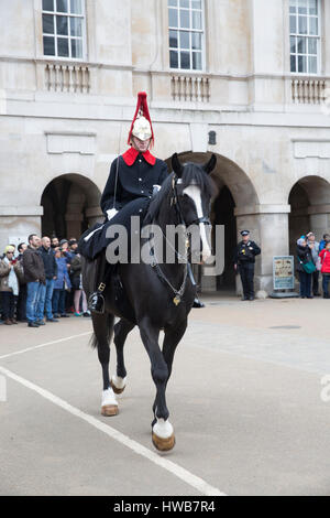 Whitehall, UK. 19. März 2017. Große Menschenmengen zusehen, wie das Ändern der Horse Guards in Whitehall London stattfindet. Dies findet täglich um 11:00 und 10:00 am Sonntag. © Keith Larby/Alamy Live-Nachrichten Stockfoto