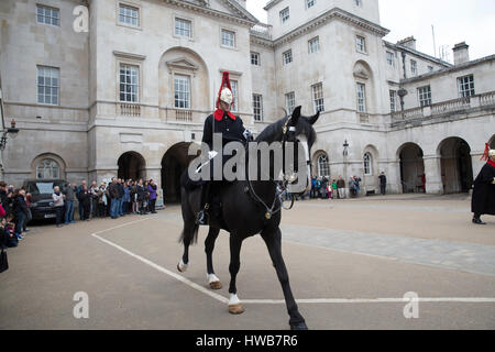 Whitehall, UK. 19. März 2017. Große Menschenmengen zusehen, wie das Ändern der Horse Guards in Whitehall London stattfindet. Dies findet täglich um 11:00 und 10:00 am Sonntag. © Keith Larby/Alamy Live-Nachrichten Stockfoto