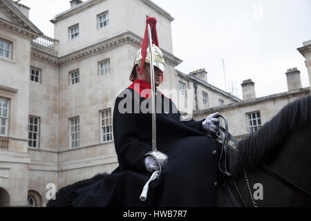 Whitehall, UK. 19. März 2017. Große Menschenmengen zusehen, wie das Ändern der Horse Guards in Whitehall London stattfindet. Dies findet täglich um 11:00 und 10:00 am Sonntag. © Keith Larby/Alamy Live-Nachrichten Stockfoto