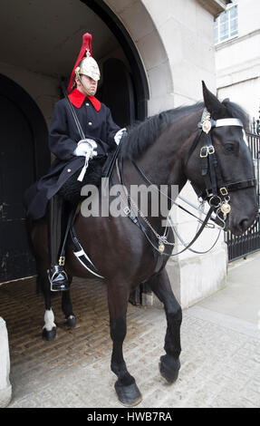 Whitehall, UK. 19. März 2017. Große Menschenmengen zusehen, wie das Ändern der Horse Guards in Whitehall London stattfindet. Dies findet täglich um 11:00 und 10:00 am Sonntag. © Keith Larby/Alamy Live-Nachrichten Stockfoto