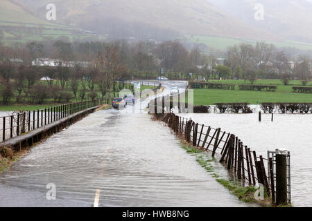 Thelkeld, Lake District, Cumbria UK.  Sonntag, 19. März 2017.  Großbritannien Wetter.  Starker Regen hat heute in Teilen der Grafschaft Cumbria Überschwemmungen verursacht.  Dies ist der B5322-Straße in der Nähe der Kreuzung mit der A66 nahe dem Dorf Threlkeld © David Forster/Alamy Live News Stockfoto