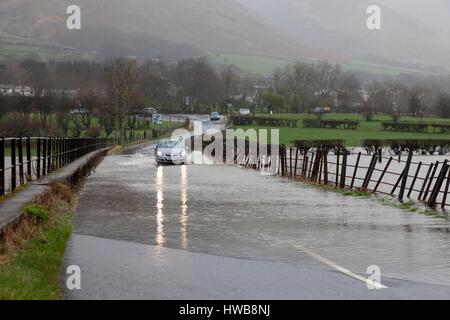 Thelkeld, Lake District, Cumbria UK.  Sonntag, 19. März 2017.  Großbritannien Wetter.  Starker Regen hat heute in Teilen der Grafschaft Cumbria Überschwemmungen verursacht.  Dies ist der B5322-Straße in der Nähe der Kreuzung mit der A66 nahe dem Dorf Threlkeld © David Forster/Alamy Live News Stockfoto